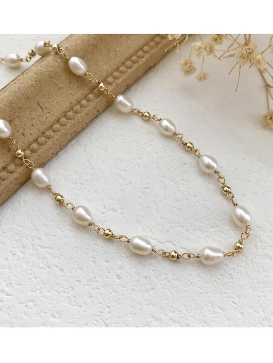 Jewelry - Elegant Gold and White Pearl Station Necklace